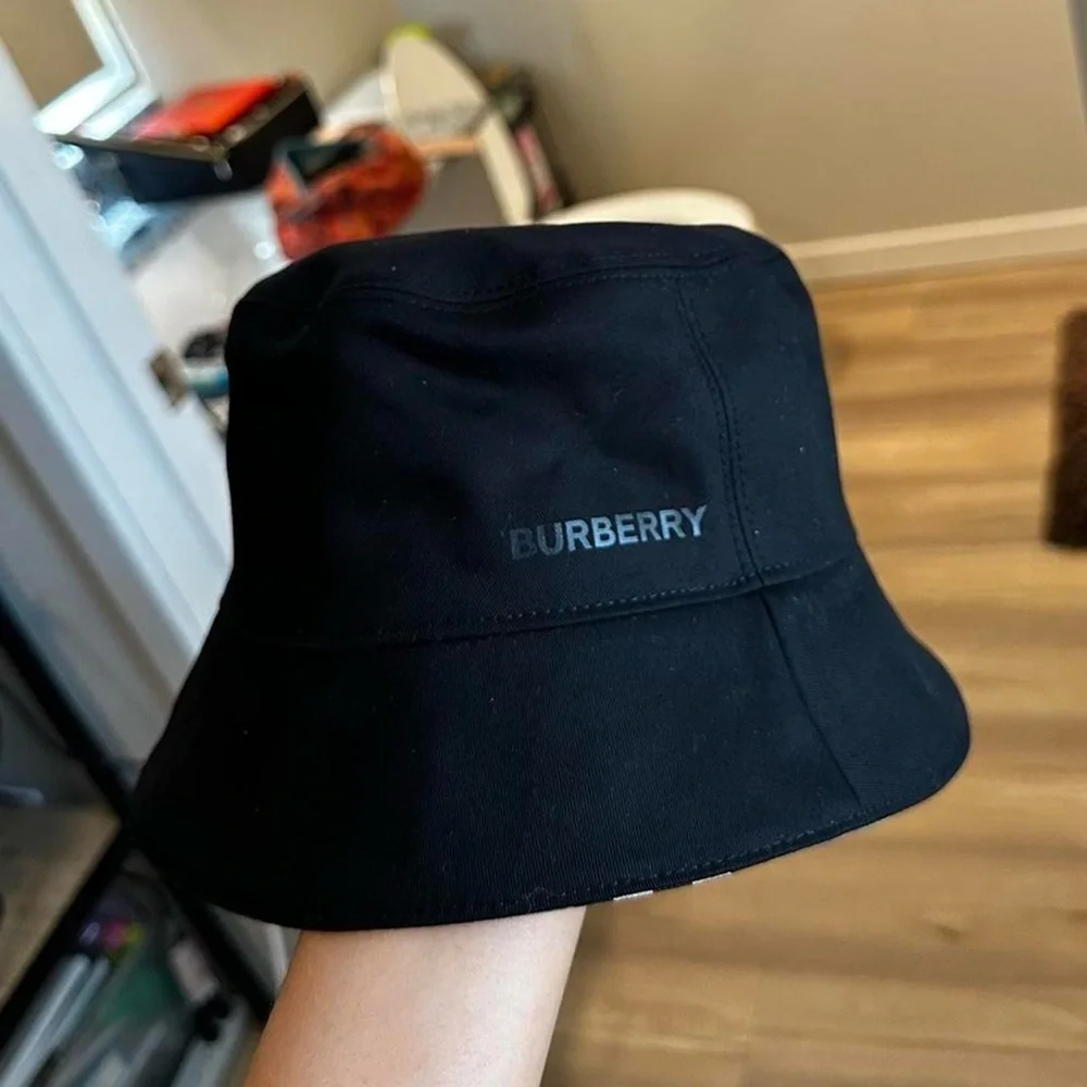 BURBERRY Reversible Icon Stripe Cotton Bucket Hat! - Picture 2 of 6